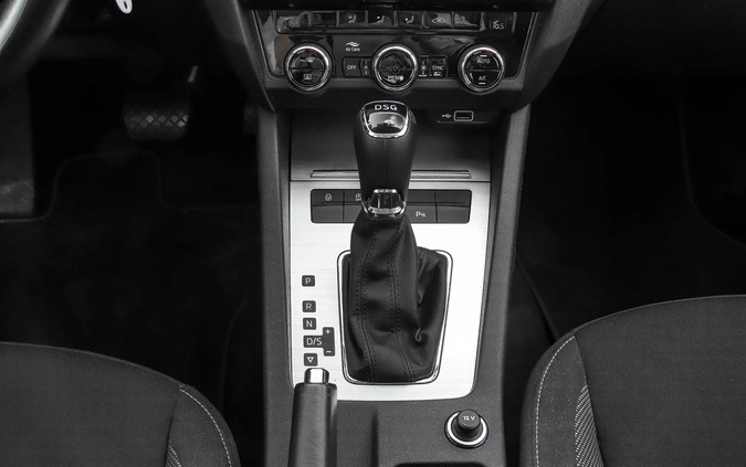 Skoda Octavia cena 69900 przebieg: 73879, rok produkcji 2018 z Leśna małe 211